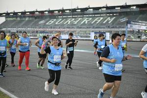 BIB: 1042, 51070, 0175
                            <button type="button" onclick="openModal(10466909)" class="btn btn-primary btn-sm float-right btn-popup" data-toggle="modal" data-target=".modal-high-quality">
                        <i class="fas fa-shopping-cart"></i> Add to Cart
                    </button>
                                            <button type="button" onclick="isThisMe(10466909, true)" class="btn btn-success btn-sm float-right btn-popup btn-isme hidden" data-toggle="tooltip" data-placement="bottom" title="นี่คือรูปของคุณใช่ไหม คลิกที่นี่เพื่อเอาเข้าอัลบั้ม">
                        <i class="fas fa-plus"></i> Add to album
                    </button>
                    <button type="button" onclick="isThisMe(10466909, false)" class="btn btn-warning btn-sm float-right btn-popup btn-isnotme hidden">
                        <i class="fas fa-ban"></i> Remove from album
                    </button>